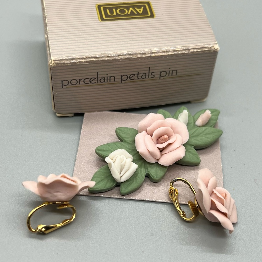 NEW| Avon vintage porcelain earrings and pin set - Picture 1 of 7